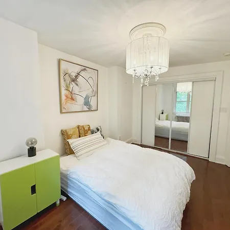 A Bright And Tidy Double-Bed Room In Midtown